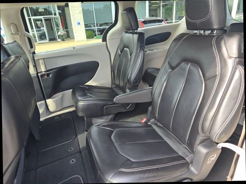 Used 2023 Chrysler Pacifica Touring-L FWD image 11