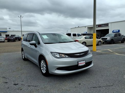 Used 2023 Chrysler Voyager LX FWD image 2