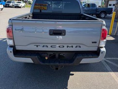 Used 2021 Toyota Tacoma TRD Off-Road w/ Technology Package AWD/4WD image 5