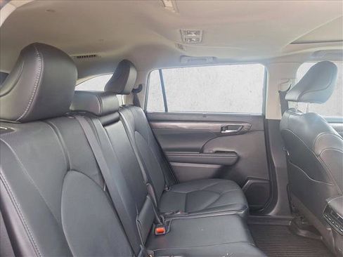 Used 2022 Toyota Highlander Limited image 18