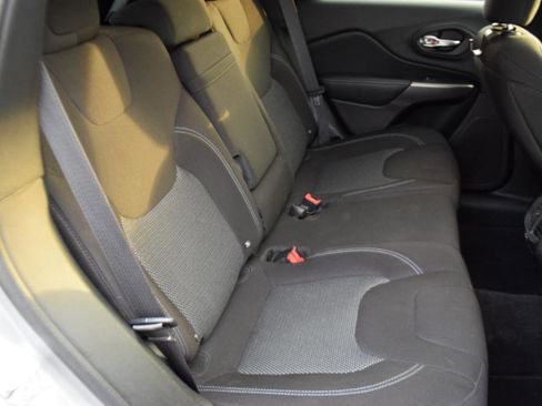 Used 2019 Jeep Cherokee Latitude w/ Popular Appearance Group FWD image 25