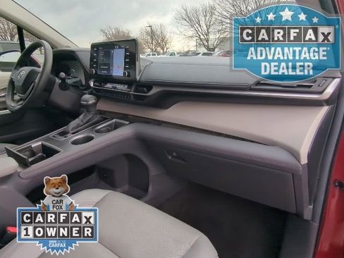 Used 2024 Toyota Sienna Limited image 27