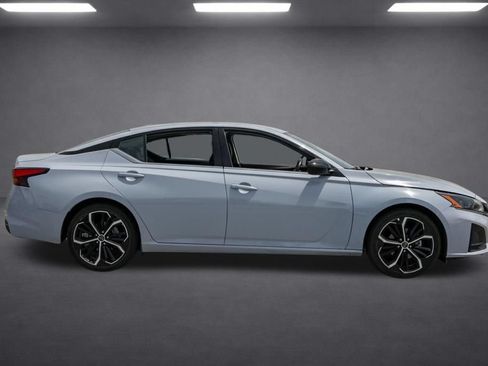 Used 2023 Nissan Altima 2.5 SR FWD image 3