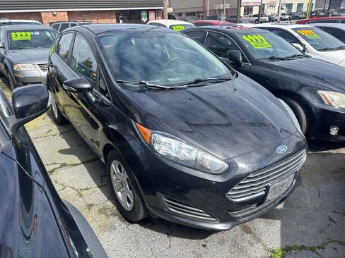 Used 2015 Ford Fiesta SE image 1