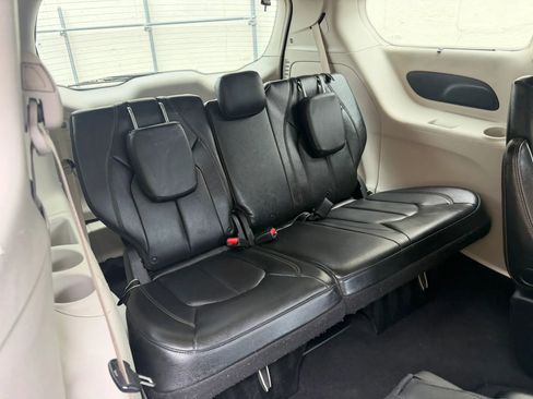 Used 2020 Chrysler Pacifica Touring-L FWD image 27