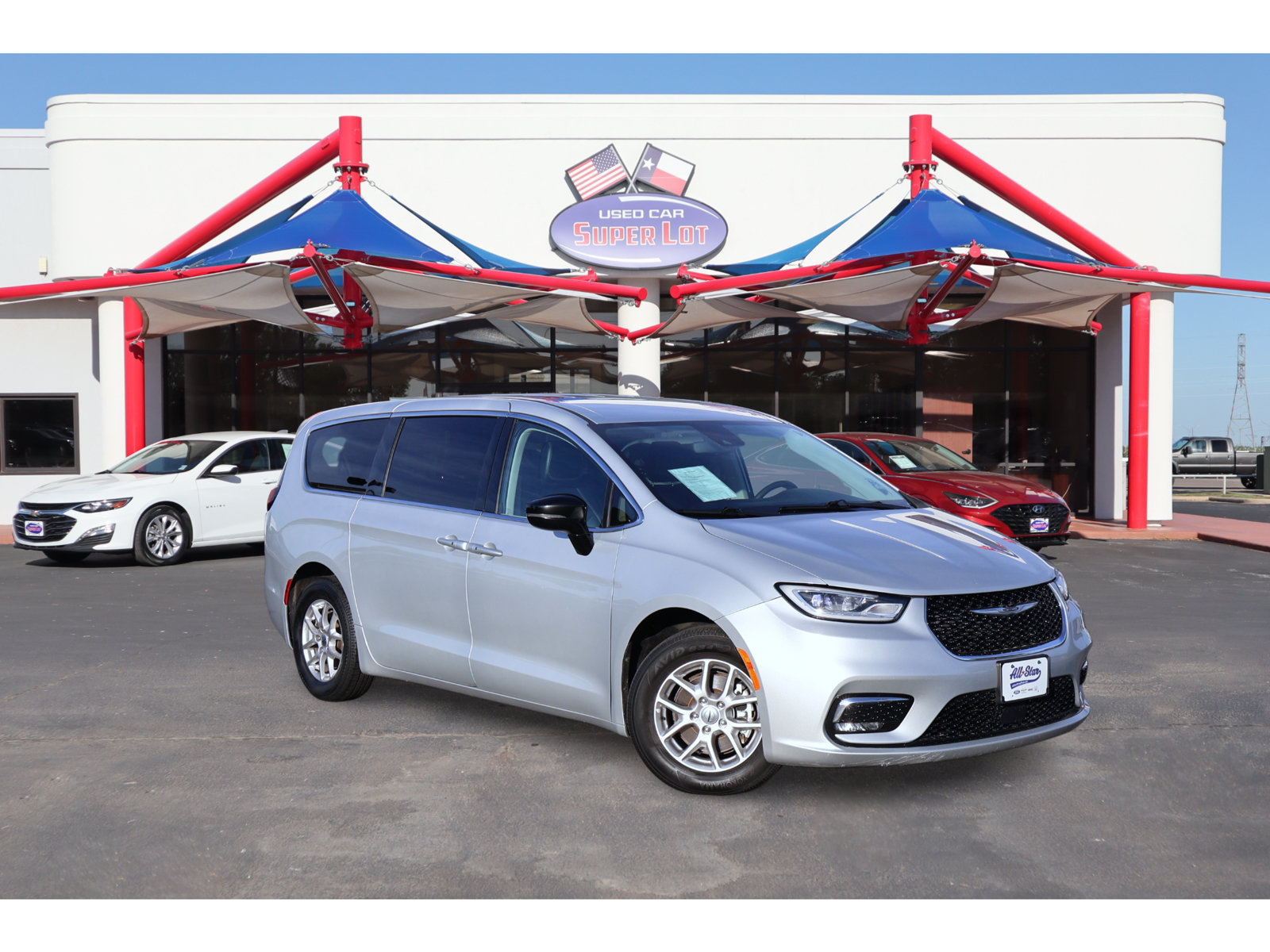 Used 2024 Chrysler Pacifica Touring-L FWD image 1