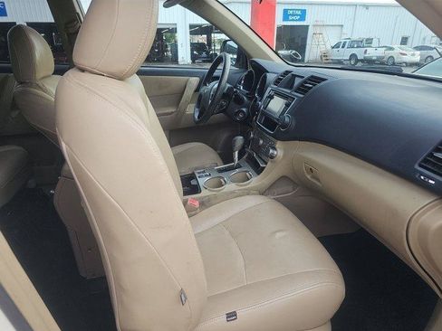 Used 2013 Toyota Highlander FWD image 3