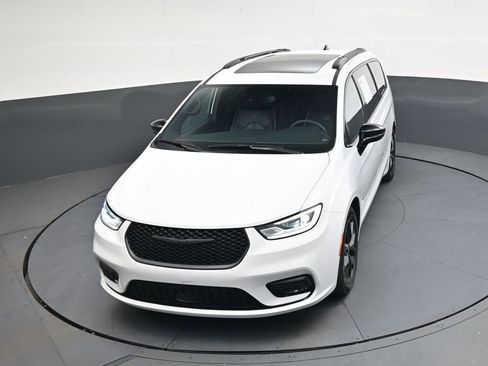 Used 2025 Chrysler Pacifica Limited FWD image 38