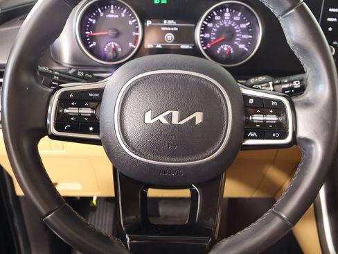 Used 2024 Kia Carnival LX FWD image 3
