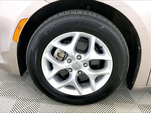 Used 2017 Chrysler Pacifica Touring Plus w/ Tire & Wheel Group FWD image 7