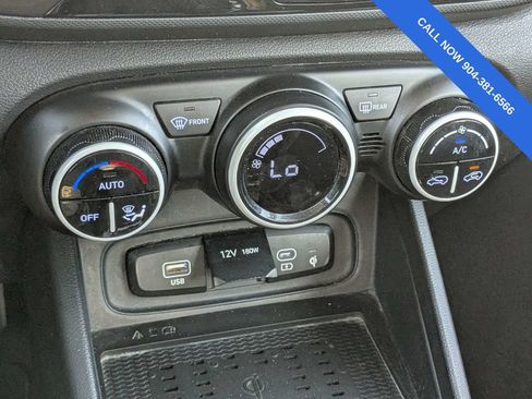 Used 2023 Hyundai Venue Limited FWD image 23