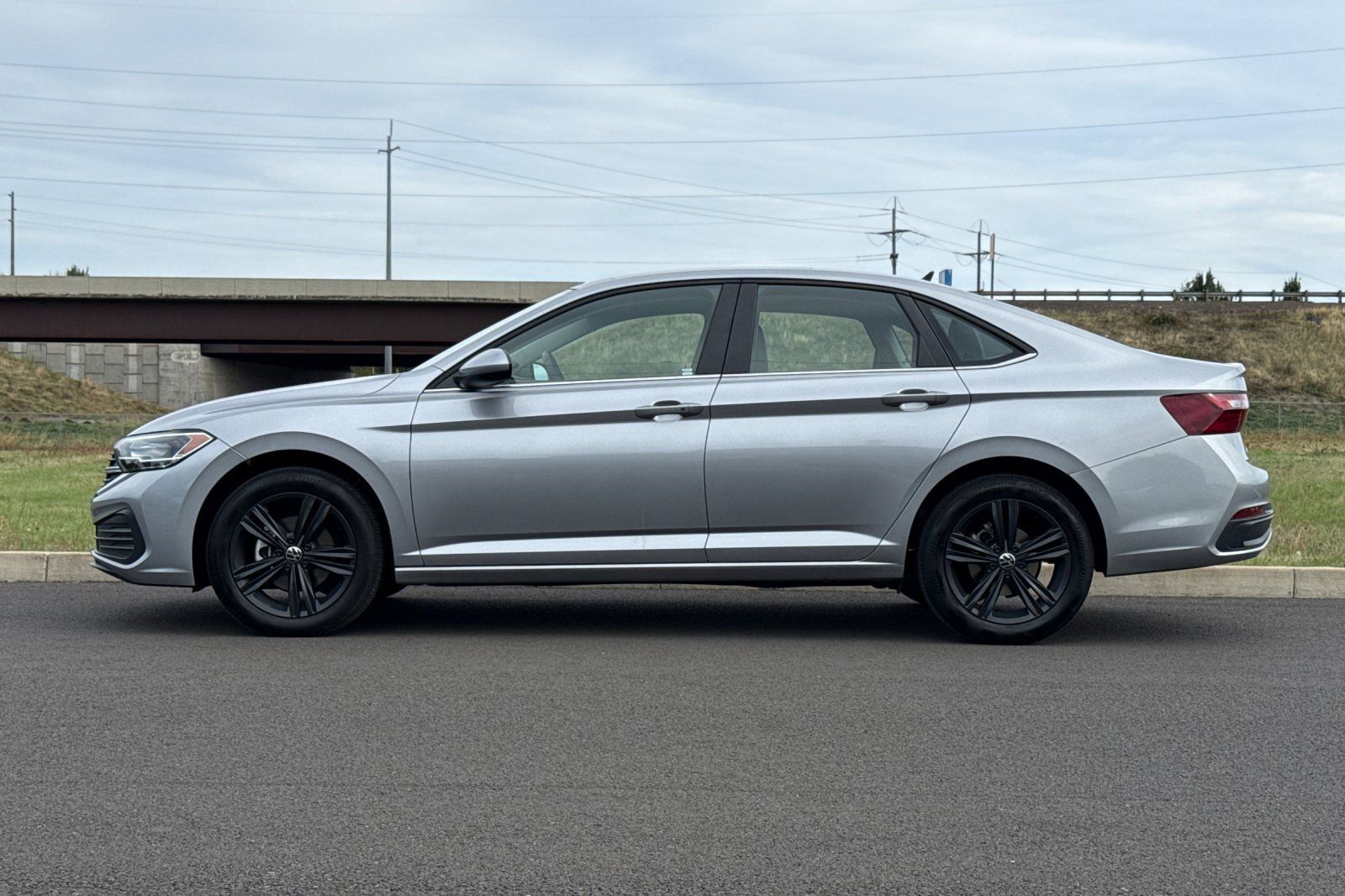 Used 2024 Volkswagen Jetta SE w/ Panoramic Sunroof Package FWD image 6