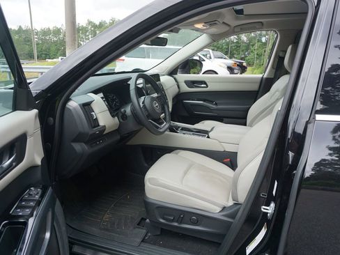 Used 2023 Nissan Pathfinder SL w/ SL Premium Package FWD image 2