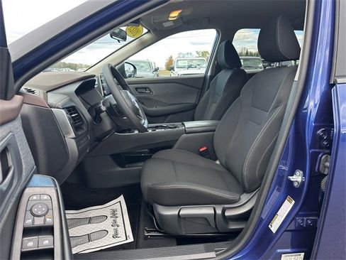 Used 2023 Nissan Rogue S image 9