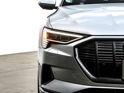 Used 2021 Audi e-tron Premium w/ Convenience Plus Package image 14