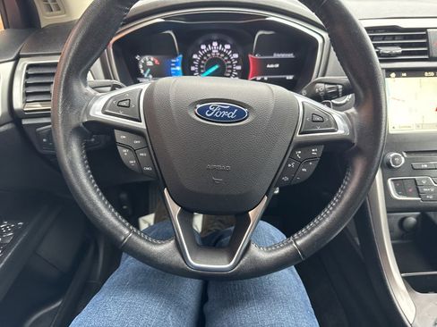 Used 2017 Ford Fusion SE w/ Fusion SE Technology Package image 27