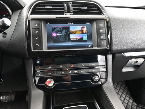 Used 2017 Jaguar F-PACE Premium image 22