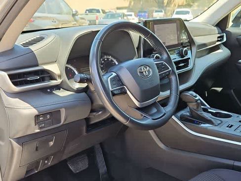 Used 2024 Toyota Highlander LE AWD/4WD image 10
