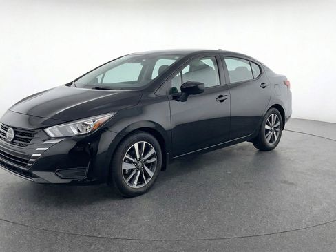 Used 2025 Nissan Versa SV image 3