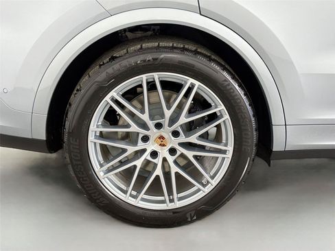 Certified 2026 Porsche Cayenne AWD/4WD image 12