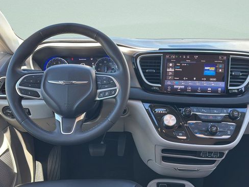 Used 2024 Chrysler Pacifica Touring-L FWD image 10