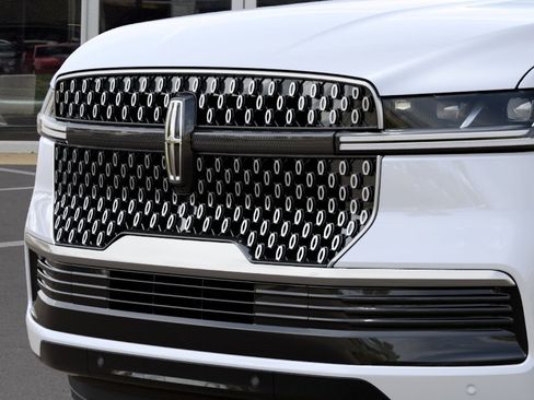 New 2027 Lincoln Navigator Reserve AWD/4WD image 17