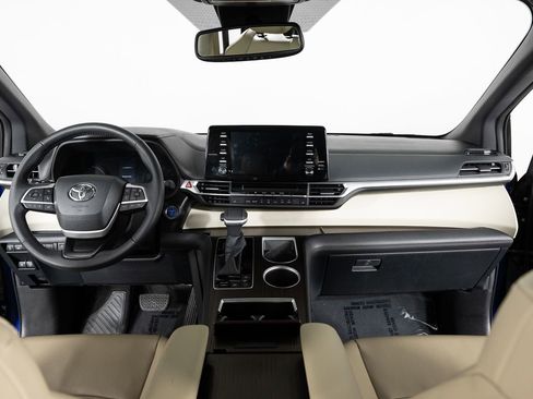 Used 2022 Toyota Sienna XLE image 31