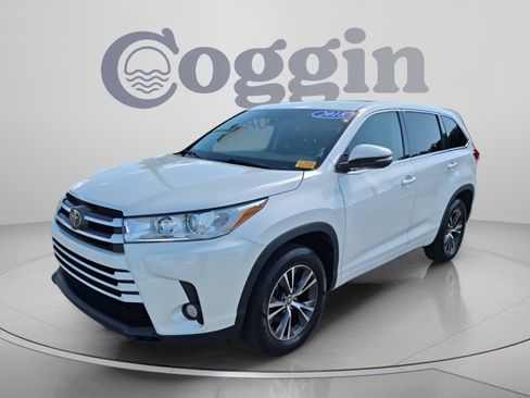 Used 2018 Toyota Highlander Plus FWD image 2