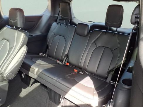 New 2026 Chrysler Pacifica Select AWD/4WD image 10