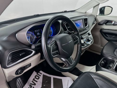 Used 2020 Chrysler Pacifica Touring-L FWD image 9
