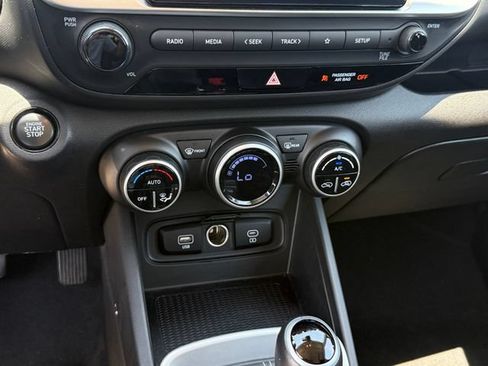 Used 2025 Hyundai Venue SEL FWD image 18