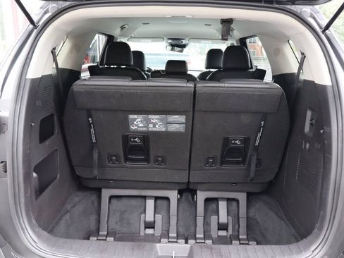 Used 2025 Kia Carnival FWD image 4