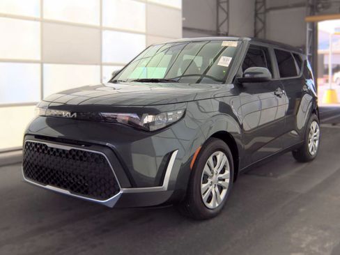 Used 2025 Kia Soul LX FWD image 3