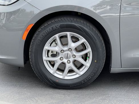 Used 2022 Chrysler Pacifica Touring-L FWD image 13