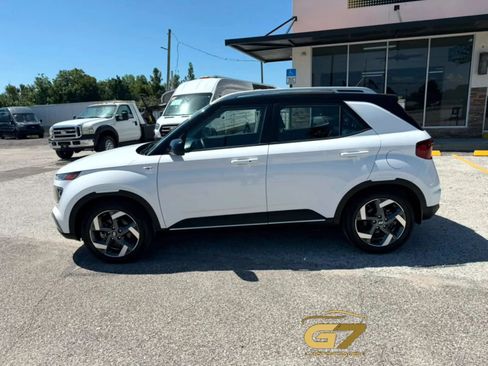 Used 2023 Hyundai Venue Limited FWD image 6