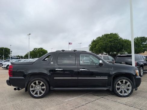 Used 2013 Chevrolet Avalanche LTZ image 3
