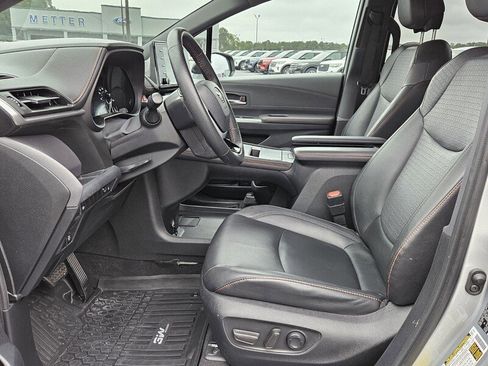 Used 2022 Toyota Sienna XSE image 5