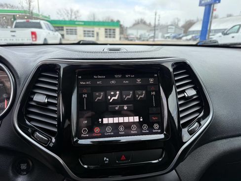 Used 2019 Jeep Cherokee Limited image 18