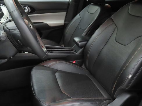 Used 2023 Jeep Compass Limited image 10