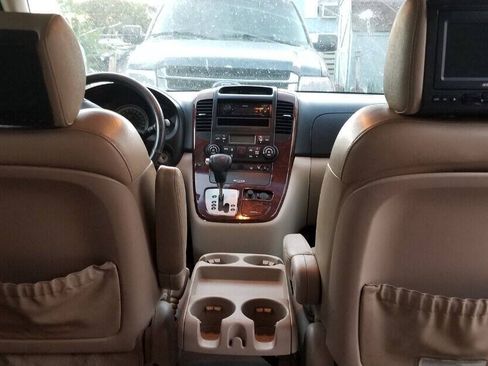Used 2008 Hyundai Entourage Limited FWD image 10