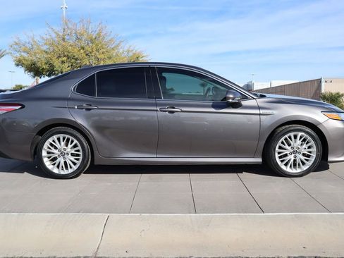 Used 2019 Toyota Camry SE image 4