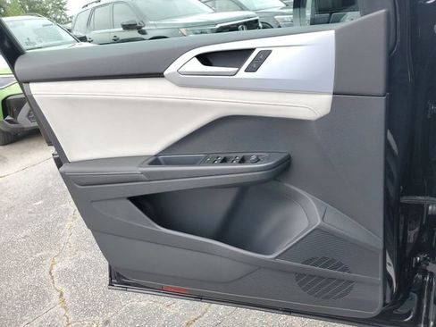 Used 2025 Volkswagen Taos SE w/ Panoramic Sunroof Package FWD image 29