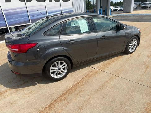 Used 2018 Ford Focus SE w/ Cold Weather Package FWD image 2