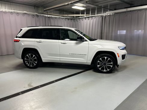 Used 2025 Jeep Grand Cherokee Overland w/ Luxury Tech Group IV AWD/4WD image 8
