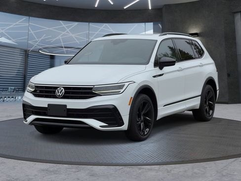 Used 2023 Volkswagen Tiguan SE R-Line AWD/4WD image 2