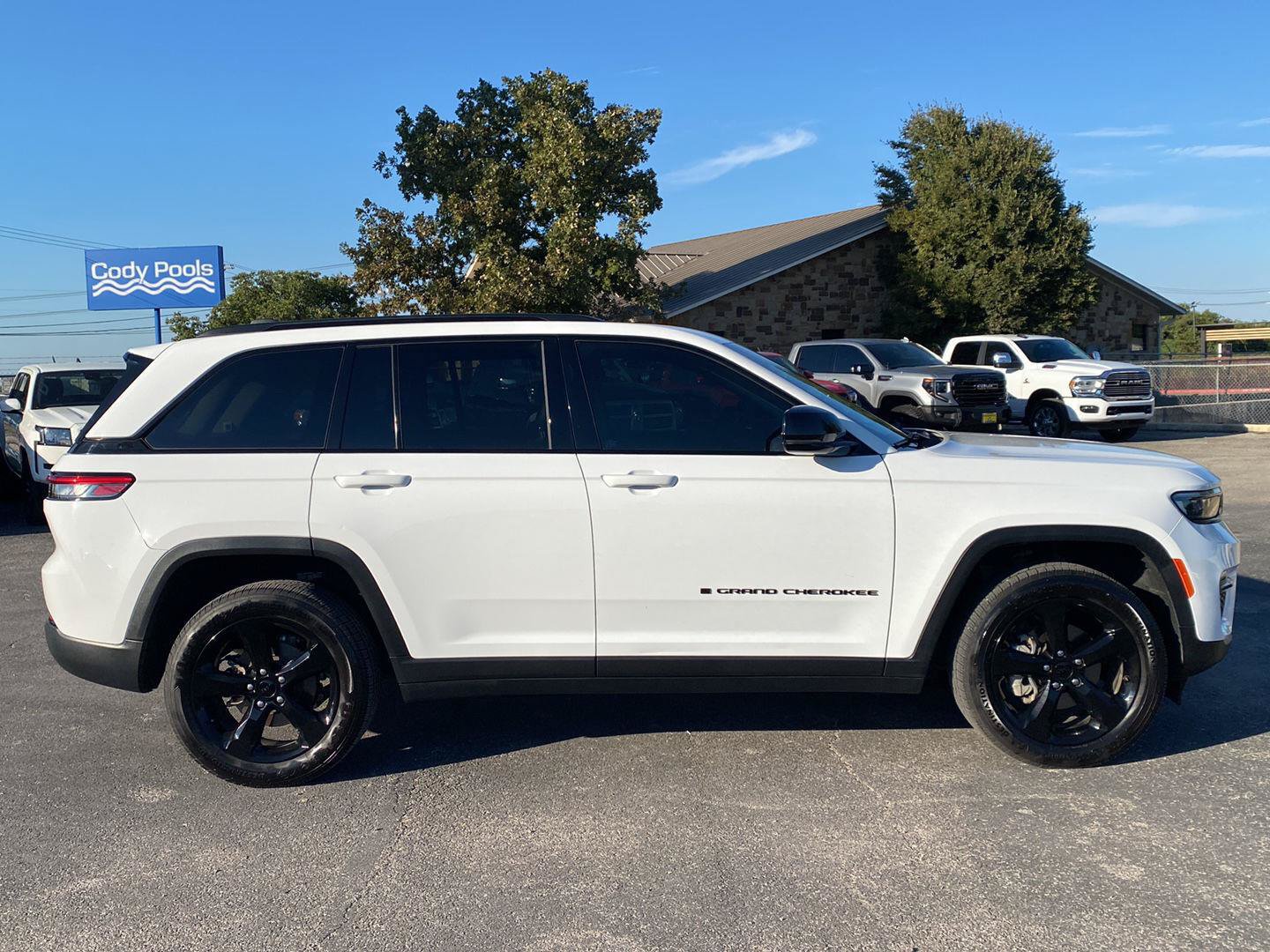 Used 2023 Jeep Grand Cherokee Limited w/ Black Appearance Package AWD/4WD image 8