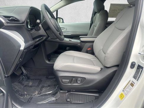 Certified 2025 Toyota Sienna XLE w/ XLE Plus Package image 11