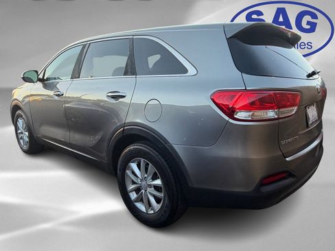 Used 2017 Kia Sorento L image 4