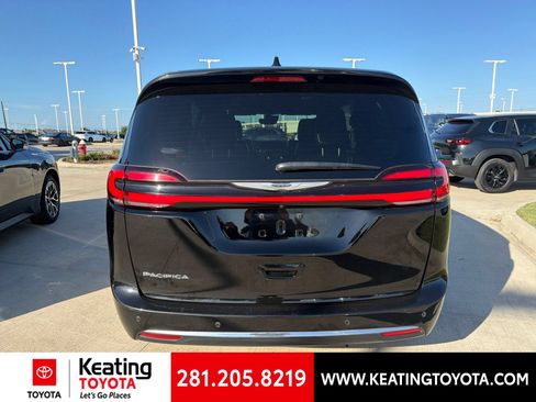 Used 2025 Chrysler Pacifica Select FWD image 4
