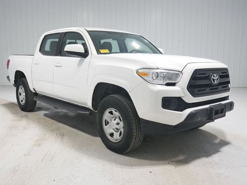 Used 2017 Toyota Tacoma SR image 3